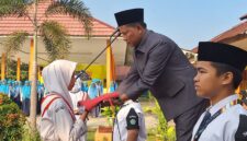 Anggota DPRD Tebo Edi Hartono, S.Pd.I memimpin langsung Upacara Bendera di hari Sumpah Pemuda 28 Oktober 2024