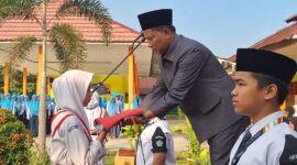 Anggota DPRD Tebo Edi Hartono, S.Pd.I memimpin langsung Upacara Bendera di hari Sumpah Pemuda 28 Oktober 2024