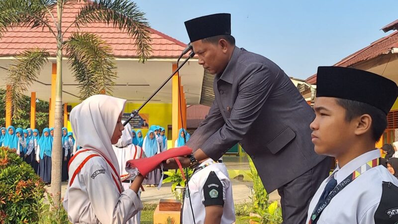 Anggota DPRD Tebo Edi Hartono, S.Pd.I memimpin langsung Upacara Bendera di hari Sumpah Pemuda 28 Oktober 2024